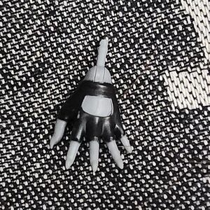 Monster High Wheelin' Werecats Meowlody Black Gloved Hand Replacement